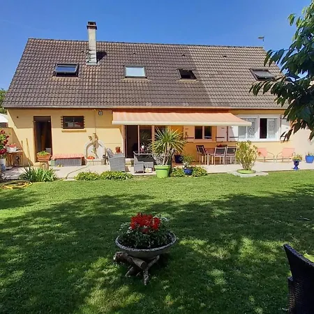 Proche Paris Maison Dans Village Pres De Reims Holiday home *